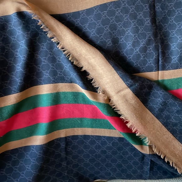 Authentic Gucci silk wool scarf - Picture 8 of 11